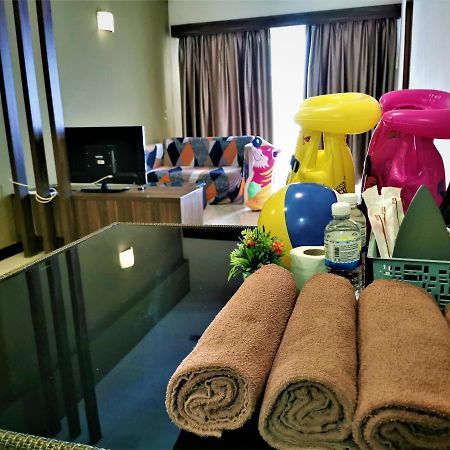 B - Lagoon Water Themepark Suite Melaka Town ภายนอก รูปภาพ
