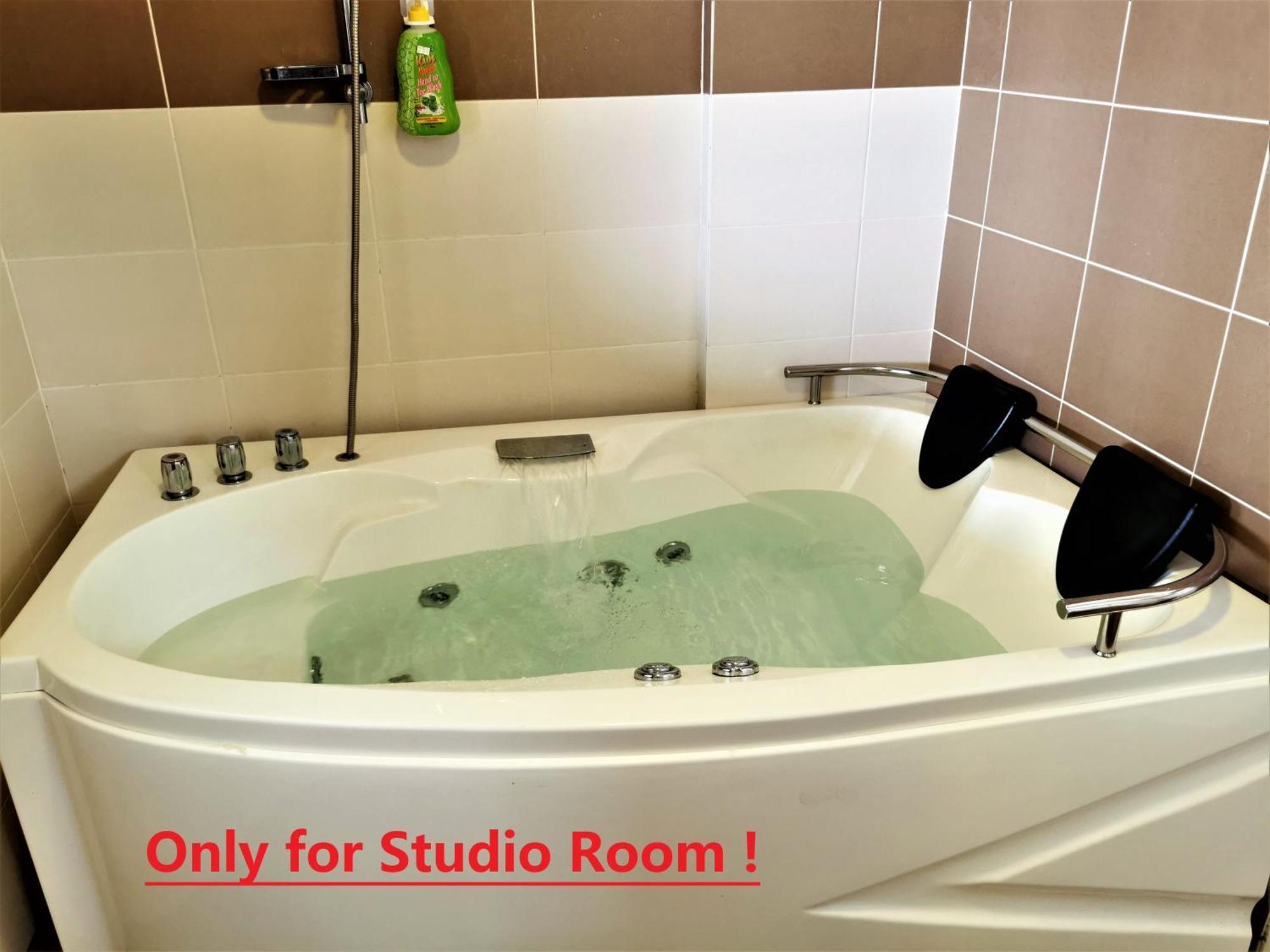 B - Lagoon Water Themepark Suite Melaka Town ภายนอก รูปภาพ