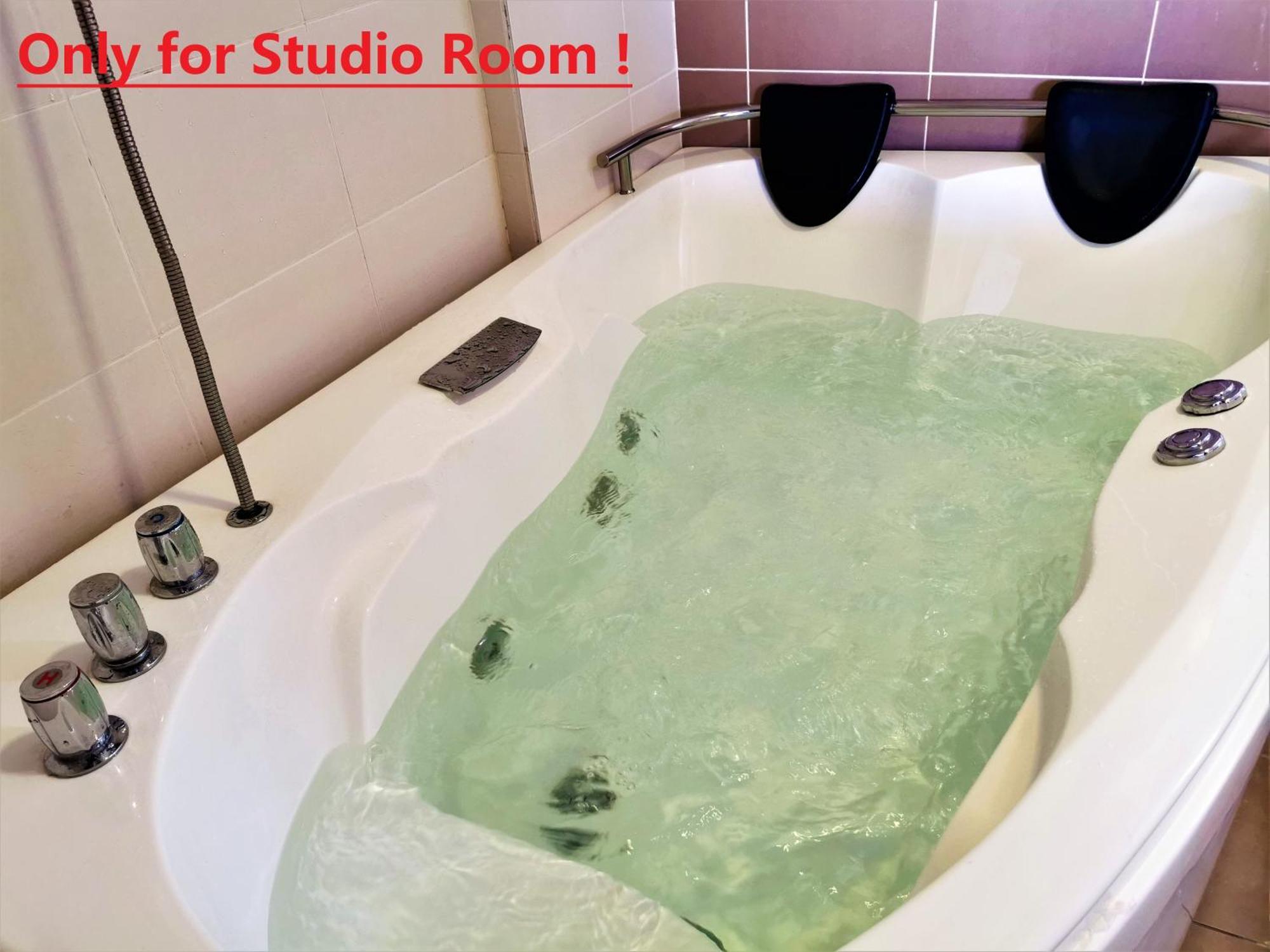 B - Lagoon Water Themepark Suite Melaka Town ภายนอก รูปภาพ